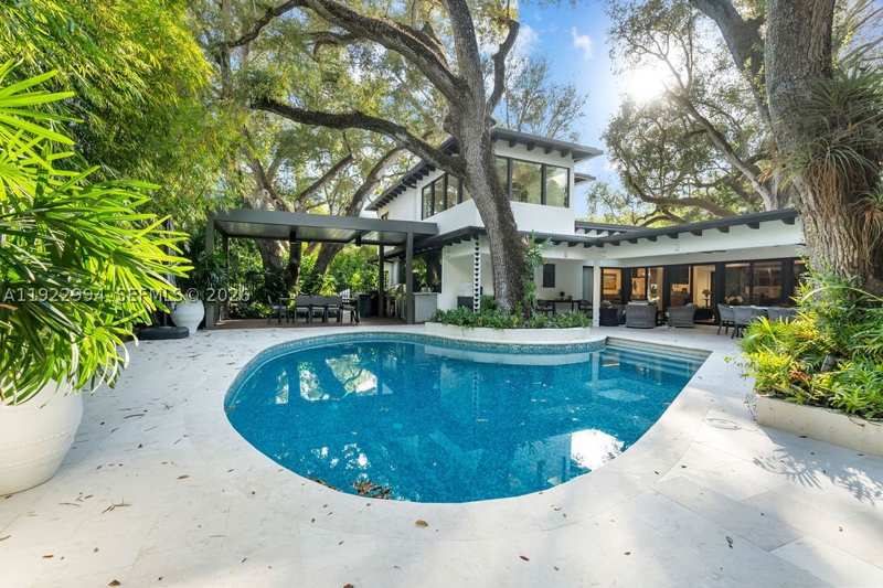 5 bedroom SingleFamilyResidence at 4095 Battersea Rd, Coconut Grove Manor, Miami — photo 1