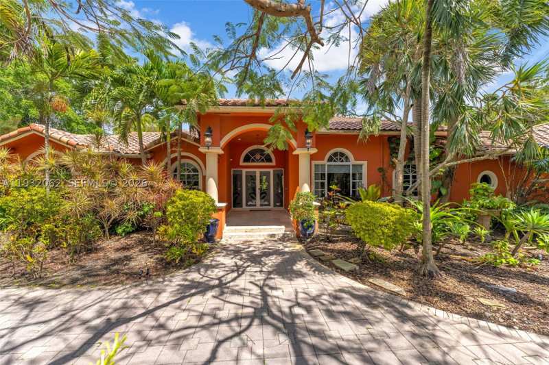 6 bedroom SingleFamilyResidence at 11825 S Mitchell Manor Cir, South Mitchell Manors, Pinecrest — photo 1