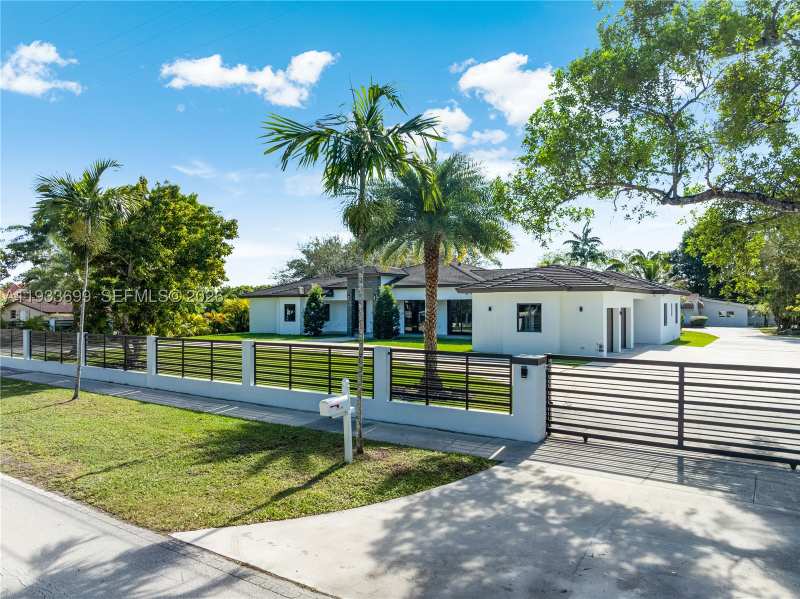 8 bedroom SingleFamilyResidence at 10398 SW 64th St, Miller Drive Estates, Miami — photo 1