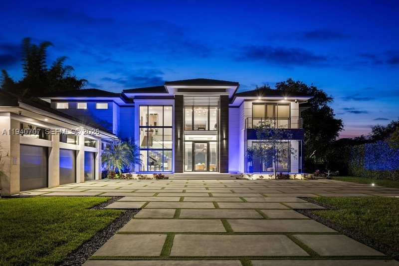 8 bedroom SingleFamilyResidence at 6850 SW 73rd Ct, Sudlow Park, Miami — photo 1