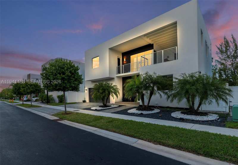 5 bedroom SingleFamilyResidence at 10055 NW 77th St, Doral Commons Residential, Doral — photo 1