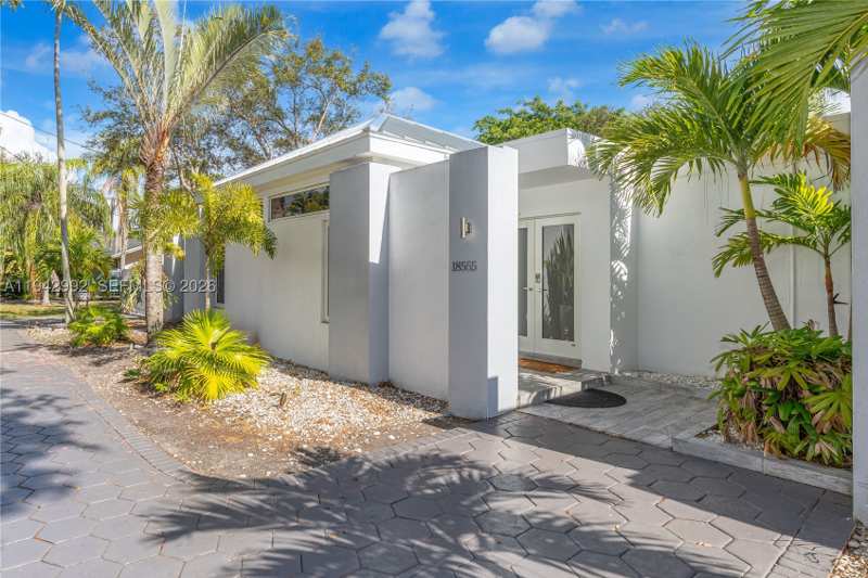 5 bedroom SingleFamilyResidence at 18555 SW 83rd Pl, Omni Estates 2nd Addn, Cutler Bay — photo 1