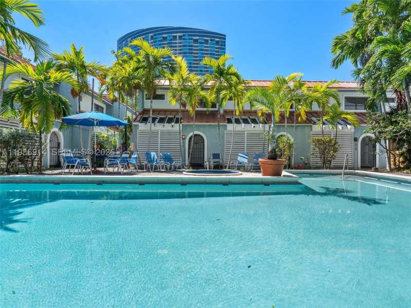 2 bedroom Townhouse at 523 NE 38th St 6, Corona Bay Townhouses Con, Miami — photo 1