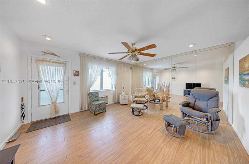 1 bedroom StockCooperative at 15600 NE 6th Ave 28D, Golden Towers No 2 Inc -, Miami — photo 1