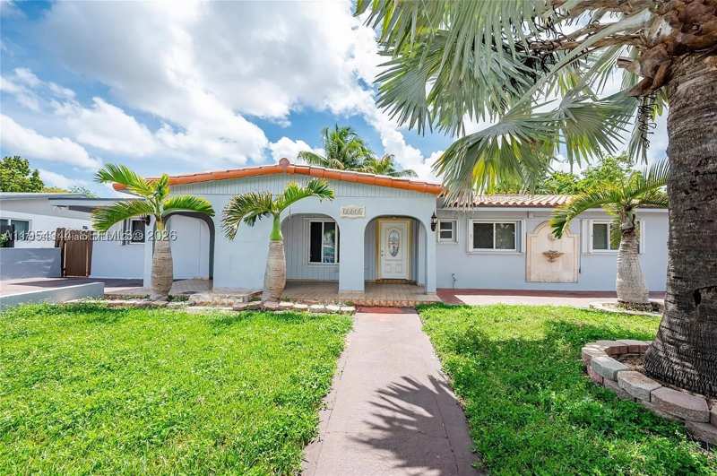 5 bedroom SingleFamilyResidence at 11950 SW 182nd Ter, South Miami Heights Addn, Miami — photo 1