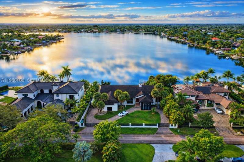 6 bedroom SingleFamilyResidence at 13724 SW 92nd Ct, Lakeshore Sec Four, Miami — photo 1