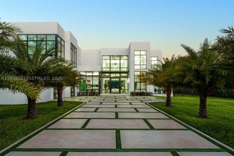 5 bedroom SingleFamilyResidence at 9525 SW 95th Ct, Nutmeg Estates, Miami — photo 1