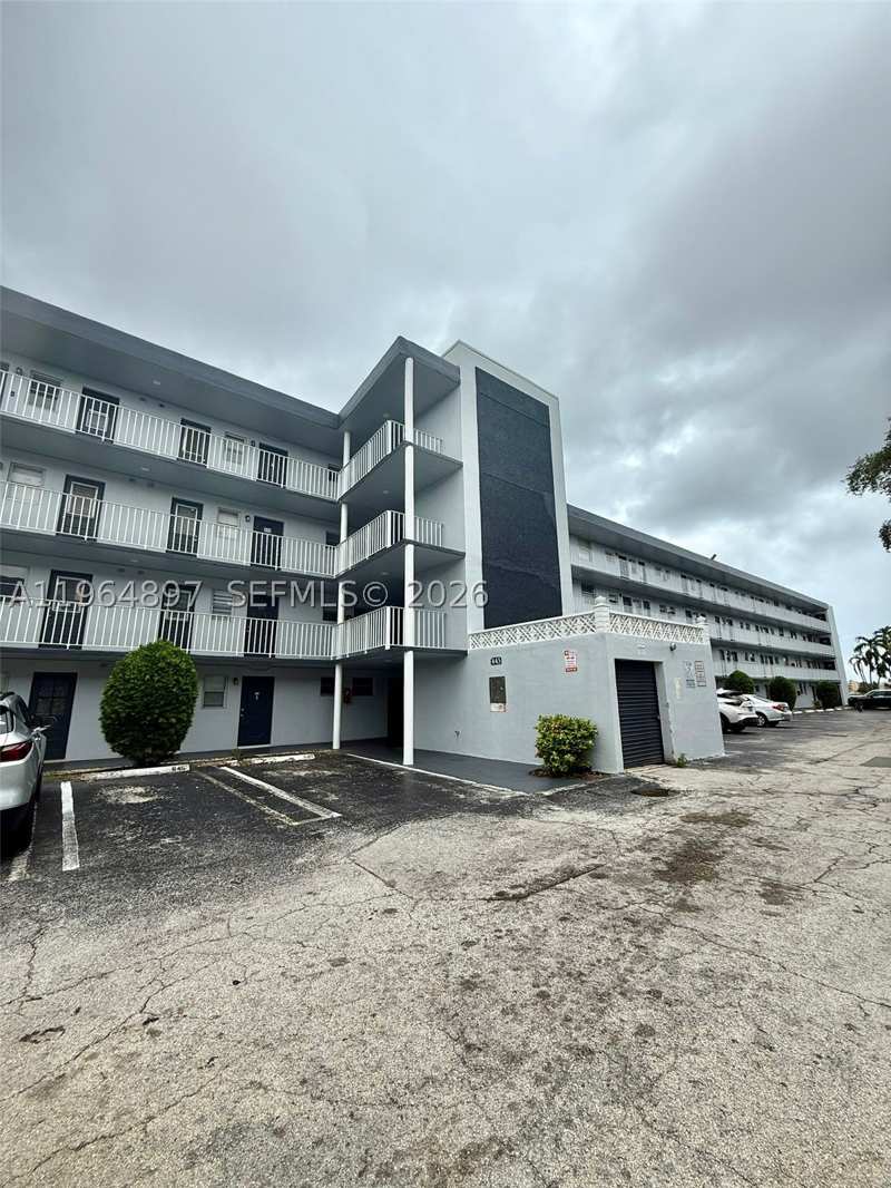 2 bedroom Condominium at 445 NE 195th St 429, Royal Oaks Condo, Miami — photo 1