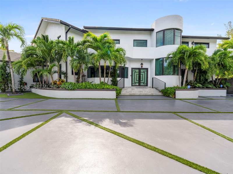 4 bedroom SingleFamilyResidence at 6180 Pine Tree Dr, Beach View Addn, Miami Beach — photo 1