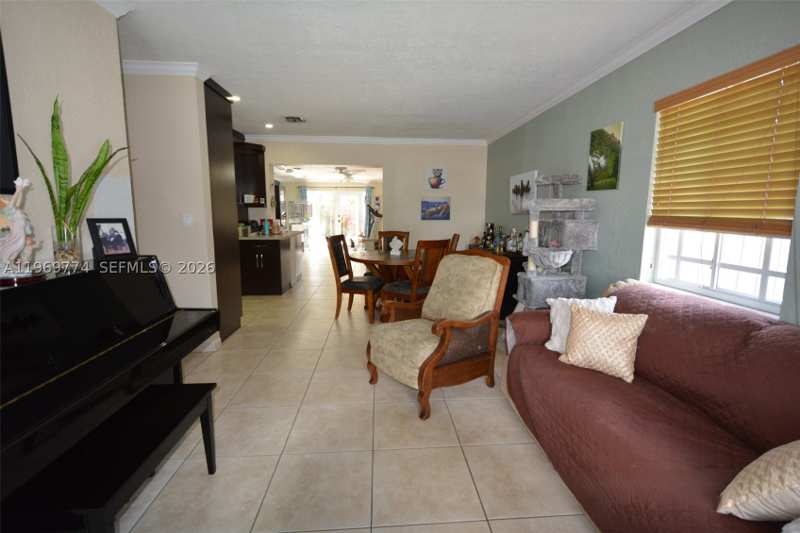 5 bedroom SingleFamilyResidence at 890 E 38th St, Linden Gardens, Hialeah — photo 1