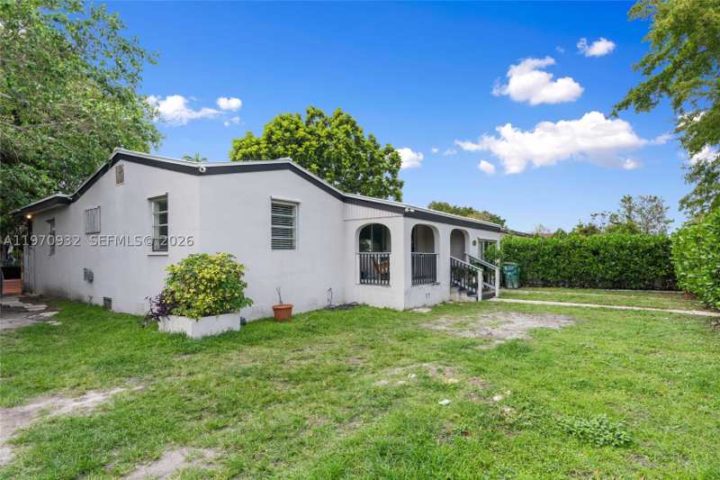 4 bedroom SingleFamilyResidence at 700 SW 44th Pl, Tamiami Trail Park, Miami — photo 1