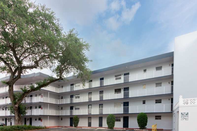 2 bedroom Condominium at 447 NE 195th St 217, Royal Oaks Condo, Miami — photo 1