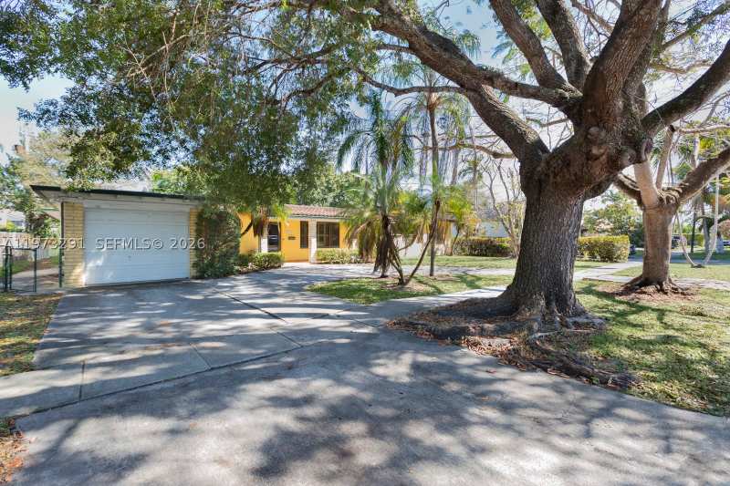 3 bedroom SingleFamilyResidence at 3721 SW 58th Ave, Central Miami Pt 1, Miami — photo 1