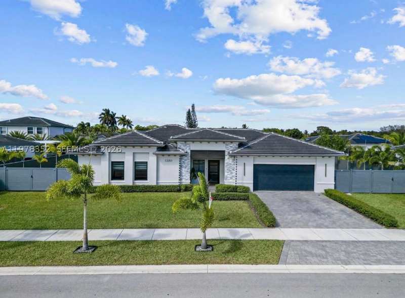3 bedroom SingleFamilyResidence at 13351 SW 190th St, Valencia Acres, Miami — photo 1