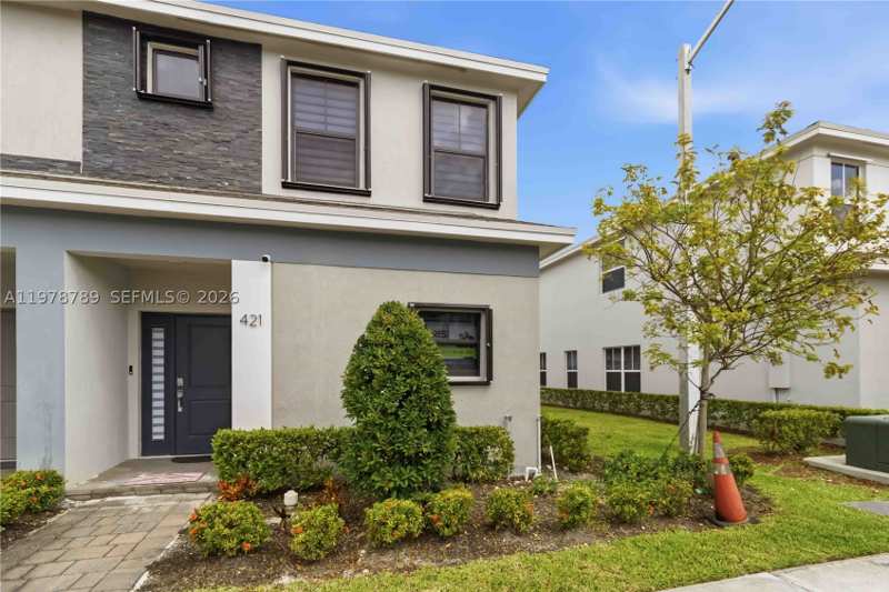 3 bedroom Townhouse at 421 NE 1st Dr, Florida City Park Rev, Florida City — photo 1