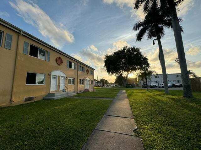 2 bedroom Townhouse at 206 NW 84th Street 206, Sunset Palm Villas Condo, Miami — photo 1