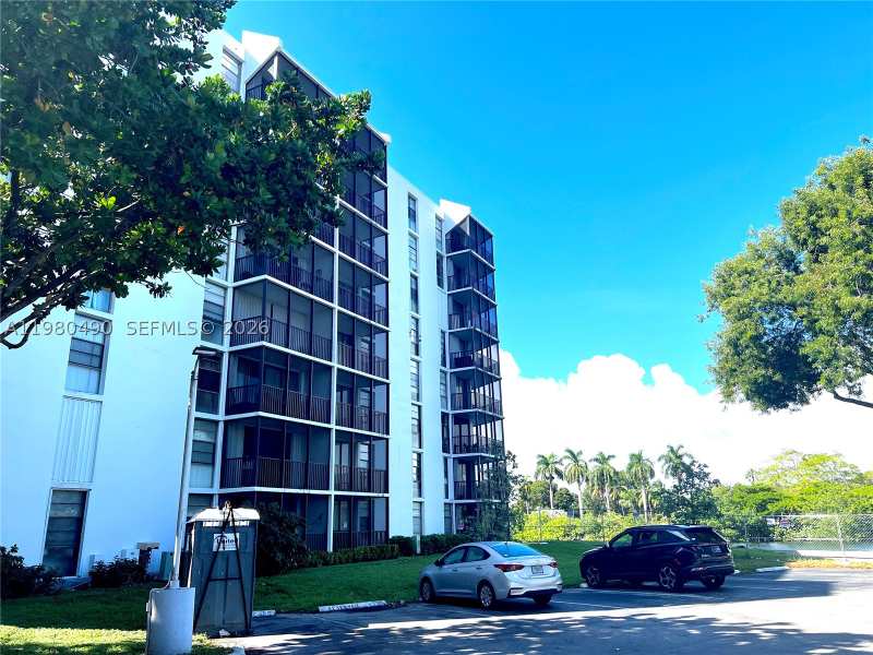 1 bedroom Condominium at 3475 N Country Club Dr 716, Ensenada Condo Bldg E-Ii, Aventura — photo 1