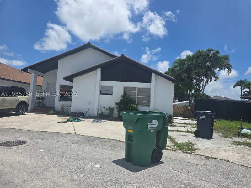 3 bedroom SingleFamilyResidence at 710 SW 99th Ct Cir, Les Chalets II, Miami — photo 1