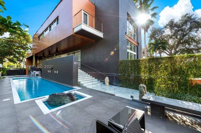 7 bedroom SingleFamilyResidence at 1606 S Bayshore Dr, Glencoe A Sub, Miami — photo 1