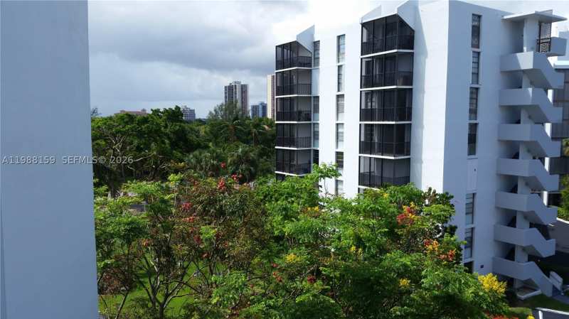 2 bedroom Condominium at 3475 N Country Club Dr 202, Ensenada Condo Bldg E-Ii, Aventura — photo 1