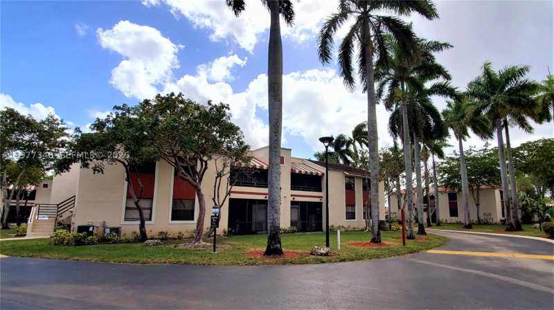 2 bedroom Condominium at 20025 NE 3rd Ct 1, Quatraine Condo I Ph I, Miami — photo 1