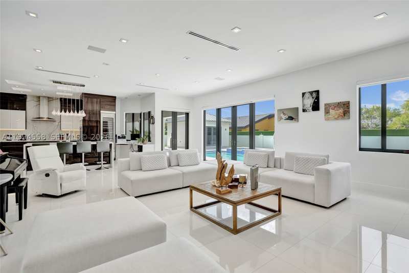 6 bedroom SingleFamilyResidence at 2600 SW 128th Ct, Chiu Sub, Miami — photo 1