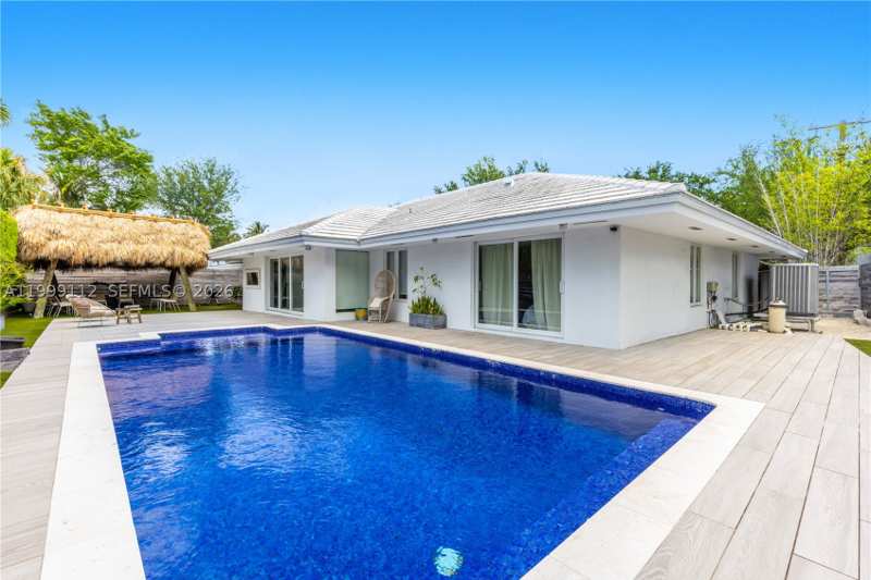 5 bedroom SingleFamilyResidence at 524 Warren Ln, Tropical Isle Homes Sub 1, Key Biscayne — photo 1