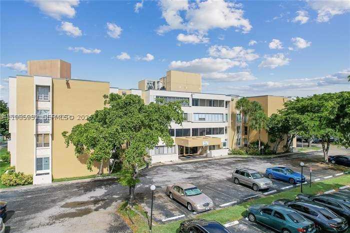 3 bedroom Condominium at 6901 SW 147th Ave 2E, Sovereigns Condo, Miami — photo 1
