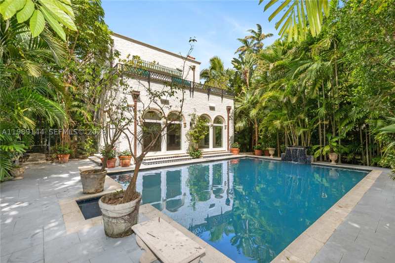 3 bedroom SingleFamilyResidence at 3685 Royal Palm Ave, Coconut Grove Pk 2nd Amd, Miami — photo 1