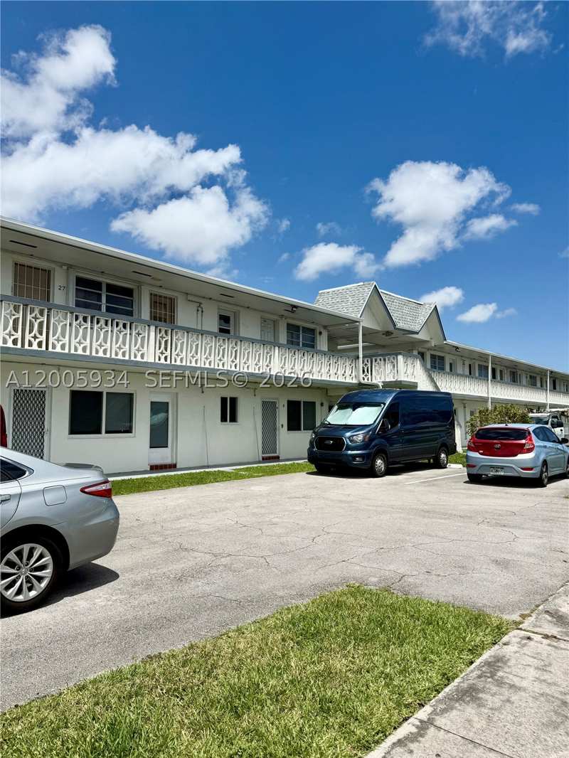 1 bedroom Condominium at 11 NE 204th St 23, Ro-Mont Gardens Andover C, Miami Gardens — photo 1