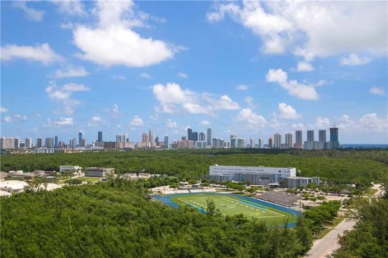3 bedroom Condominium at 14951 Royal Oaks Lane 1109, The Oaks I Condo, North Miami — photo 1