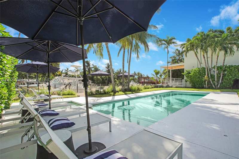 4 bedroom SingleFamilyResidence at 815 NE 76th St, Belle Meade Rev Pl, Miami — photo 1