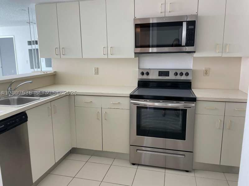 1 bedroom Condominium at 5880 Collins Ave 1006, La Rive Gauche Condo, Miami Beach — photo 1