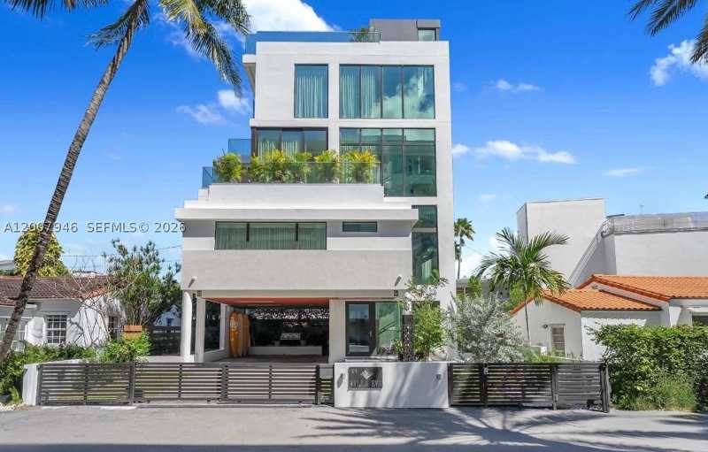 3 bedroom SingleFamilyResidence at 11 Century Ln, Belle Isle Villas, Miami Beach — photo 1