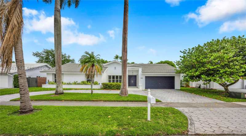 4 bedroom SingleFamilyResidence at 8503 SW 83rd St, Dadeland Park Sub, Miami — photo 1