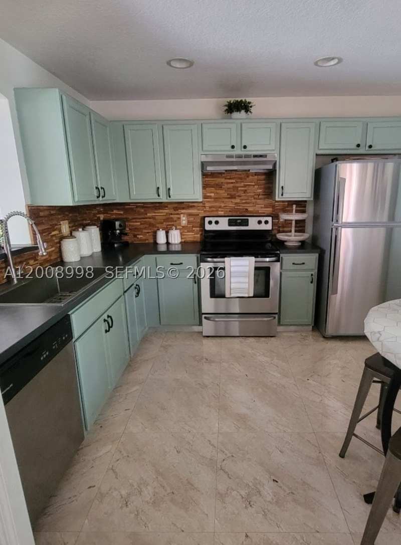 3 bedroom Townhouse at 16504 SW 71st Ter, Lago Mar 1st Addn, Miami — photo 1
