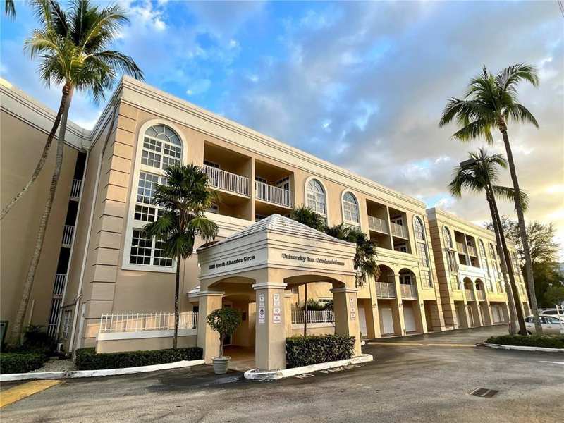 1 bedroom Condominium at 1280 S Alhambra Circle 1105, University Inn Condo, Coral Gables — photo 1
