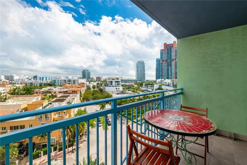 1 bedroom Condominium at 90 Alton Rd 1007, Yacht Club At Portofino, Miami Beach — photo 1