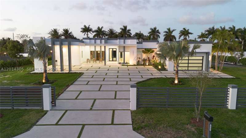 5 bedroom SingleFamilyResidence at 13231 SW 220 St, Daisy Sub, Miami — photo 1