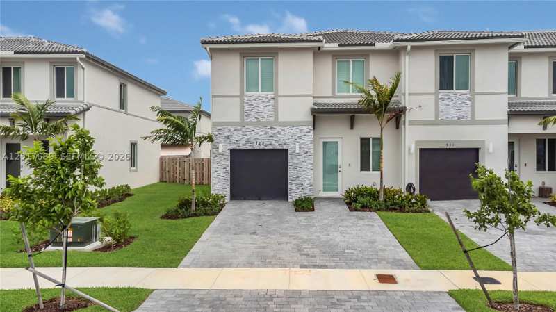 3 bedroom Townhouse at 725 SE 14th Ct, Los Cayos, Homestead — photo 1
