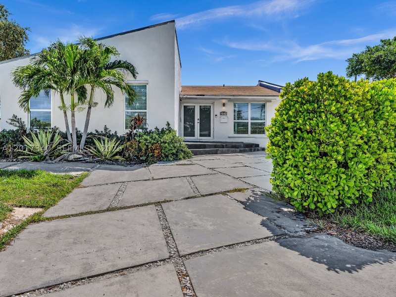 5 bedroom SingleFamilyResidence at 2001 NE 122nd Rd, San Souci Estates, North Miami — photo 1