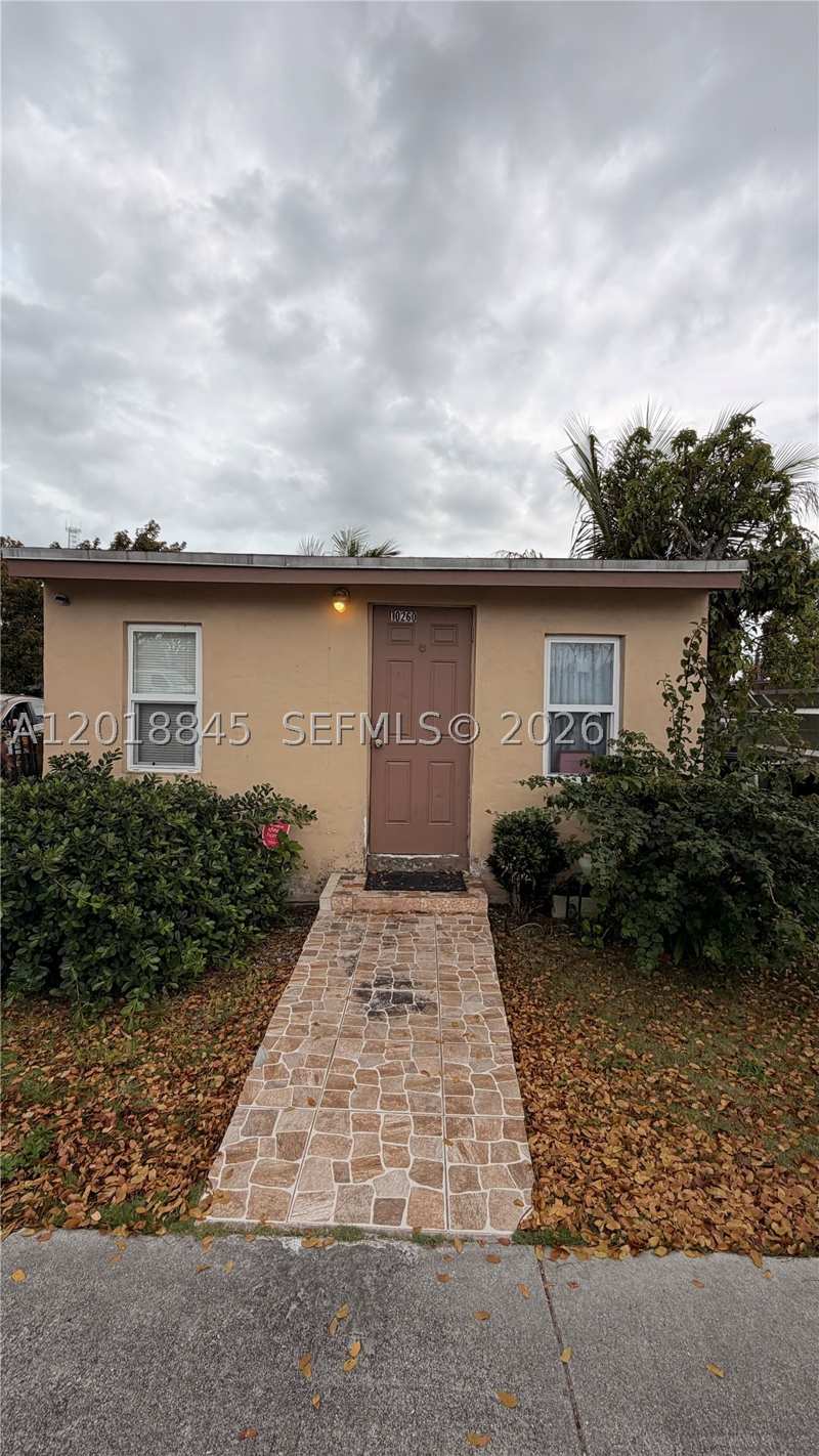 2 bedroom SingleFamilyResidence at 10260 SW 182nd St, Plat Of Blocks 2-3-4-5 Of, Miami — photo 1