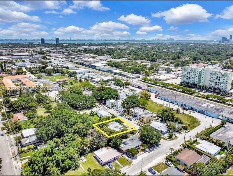 3 bedroom SingleFamilyResidence at 261 NW 73rd Ter, Le Bocage Rev Pl, Miami — photo 1