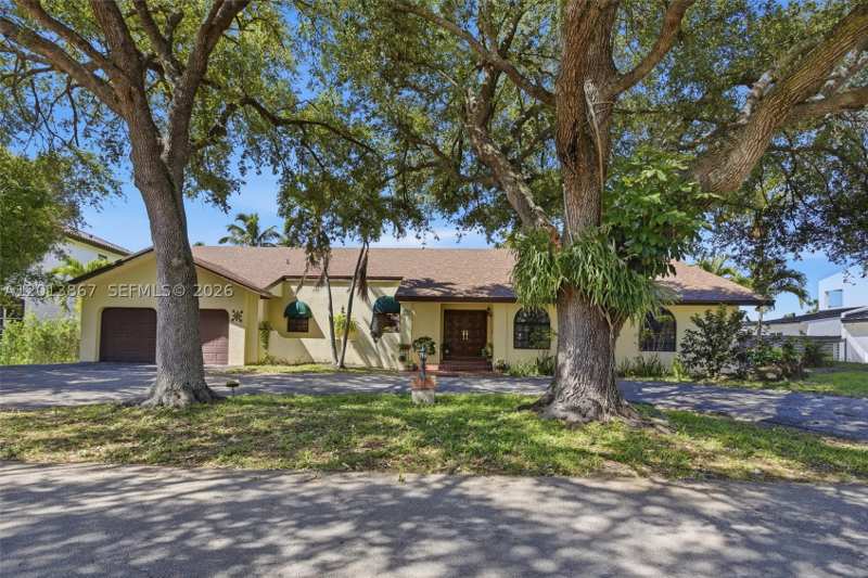 4 bedroom SingleFamilyResidence at 7200 N Oakmont Dr, Country Club Of Miami Est, Hialeah — photo 1