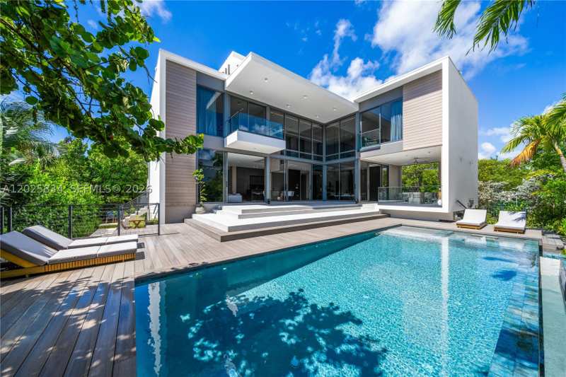 5 bedroom SingleFamilyResidence at 571 Glenridge Rd, Tropical Isle Homes Sub, Key Biscayne — photo 1