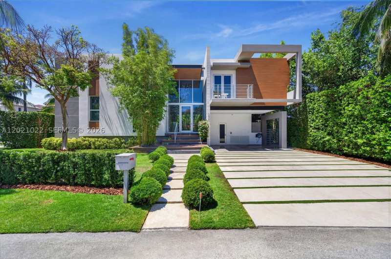 5 bedroom SingleFamilyResidence at 625 Curtiswood Dr, Biscayne Key Estates, Key Biscayne — photo 1