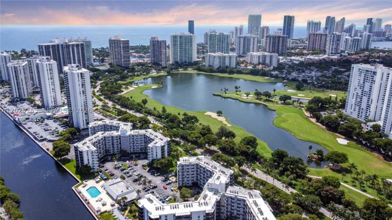 1 bedroom Condominium at 3475 N Country Club Dr 503, Ensenada Condo Bldg E-Ii, Aventura — photo 1