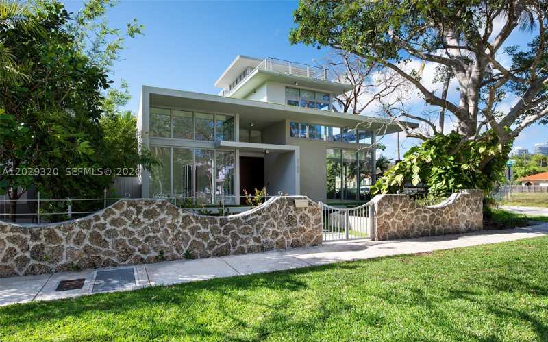 6 bedroom SingleFamilyResidence at 2100 S Miami Ave, Holleman Park, Miami — photo 1