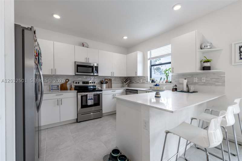 3 bedroom Townhouse at 561 NW 204th St, Vista Lago, Miami Gardens — photo 1