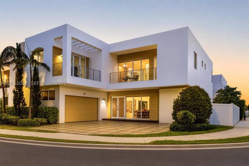 5 bedroom SingleFamilyResidence at 7472 NW 100th Ave, Doral Commons Residential, Doral — photo 1